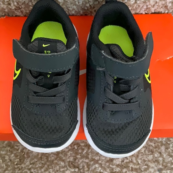 Nike Downshifter sneakers black and neon green. Size 4c - Picture 7 of 12